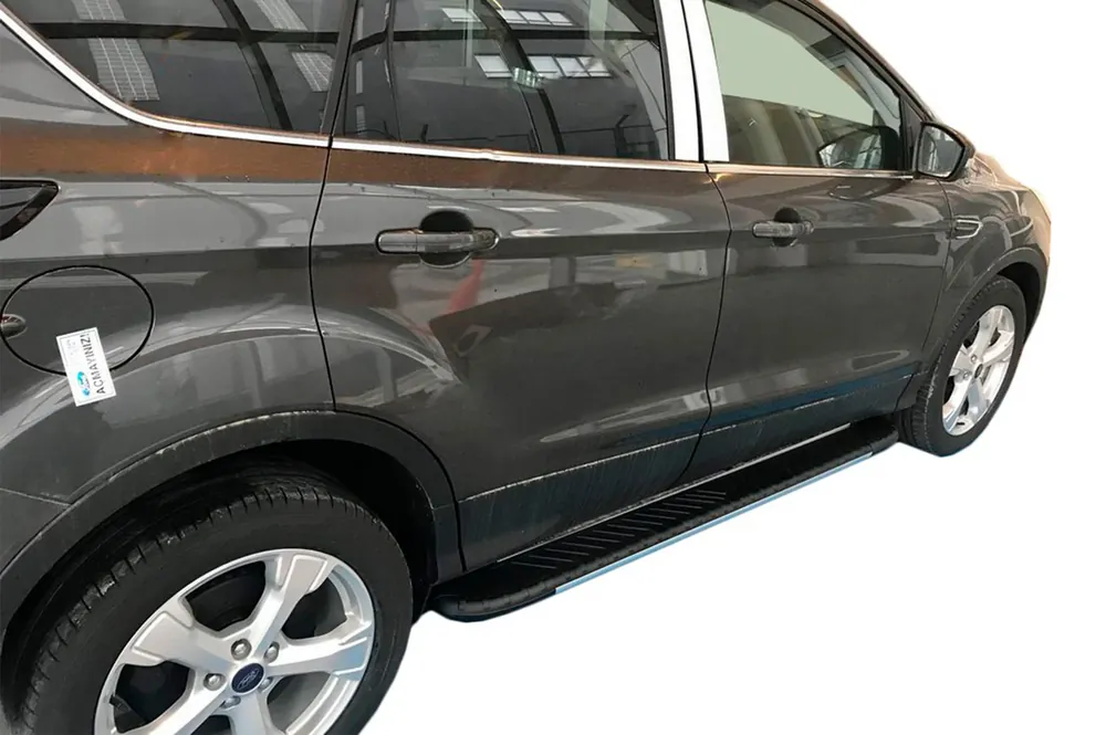 Comandă acum - Ford Kuga/Escape 2013-2019 Praguri laterale Bosphorus Grey (2 buc, aluminiu) Cu ornamente pe usi